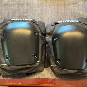 Pair of Killer 187 XL knee pads for skating safety includes skate adjusting tool